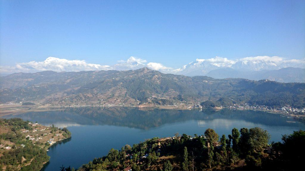 salendo verso lo Shanti Stupa (Peace Pagoda), le montagne che cingono Pokhara