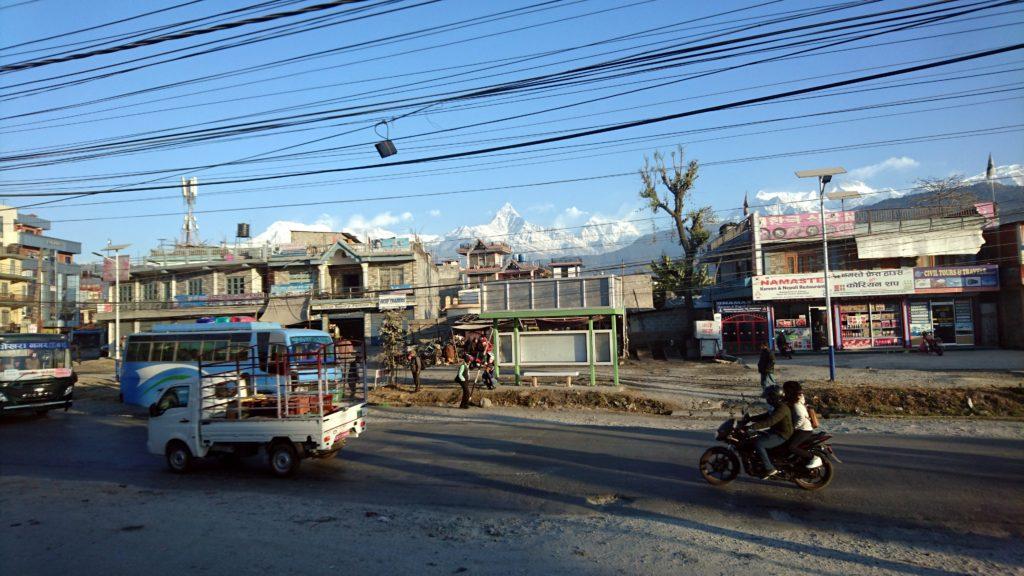 alla periferia di Pokhara, con gli onnipresenti cavi elettrici che tagliano il panorama