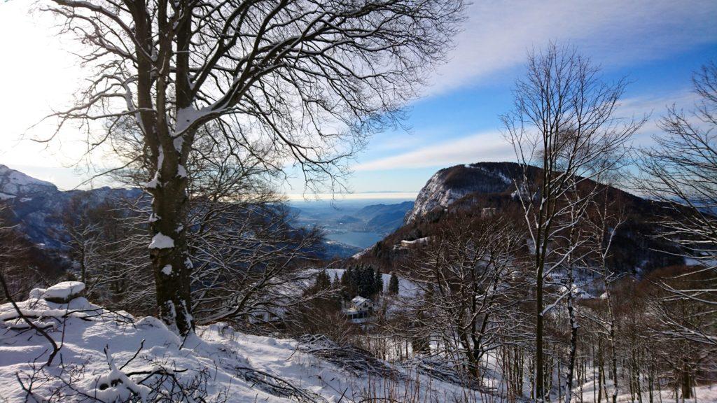 bella vista del lago sulla strada per il rifugio Porta