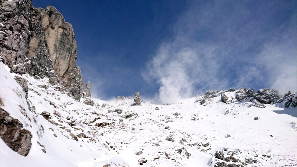 una volta girato dietro ai Magnaghi ecco cosa ci aspetta: vento fortissimo che alza la neve e te la sbatte in faccia con violenza! Proveremo....ma piu in alto decideremo di cambiare programma