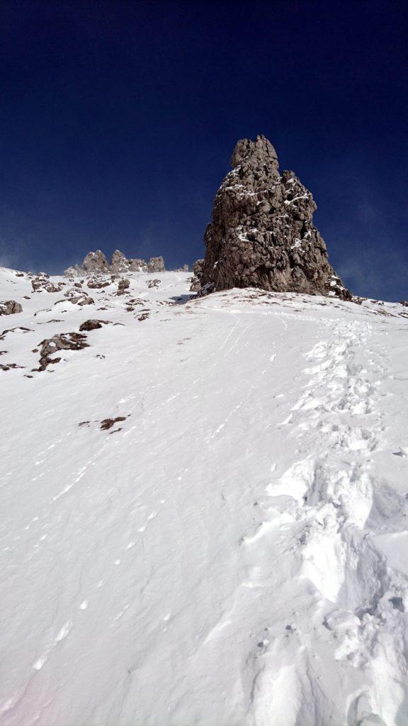 ci avviciniamo alla cresta. Superato quel pilastro di roccia il vento diventerà fortissimo portandoci dopo alcuni minuti a decidere di desistere