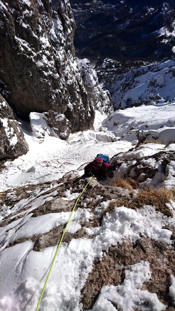 Salto in avanti nel tempo. Siamo scesi ritornando sui nostri passi e giunti al canalone Porta decidiamo di provare a salire da lì che è un po' riparato. Qui Erica è impegnata su un breve muretto di misto