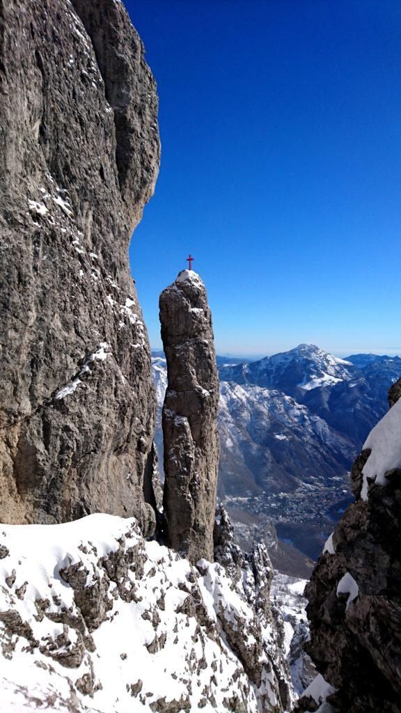 da qui c'è una splendida vista del Sigaro Dones con la sua grossa croce rossa