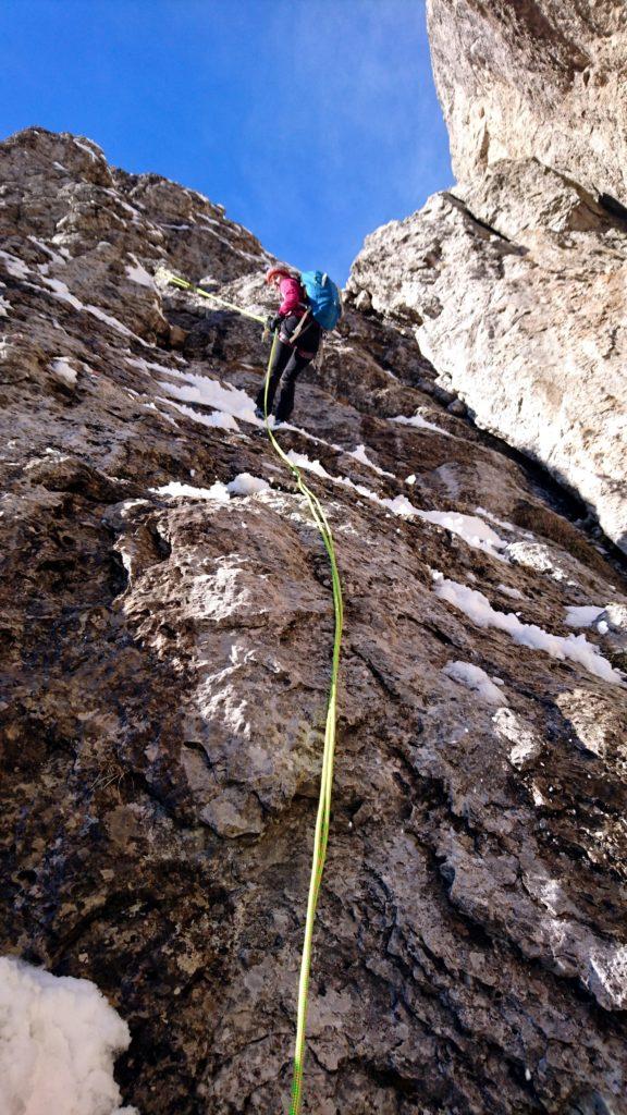 giunti di nuovo in prossimità della cresta, troviamo la stessa identica situazione di prima: vento fortissimo e raffiche di neve che ti arrivano in faccia. Decidiamo quindi di tornare sui nostri passi calandoci lungo il canalone Porta