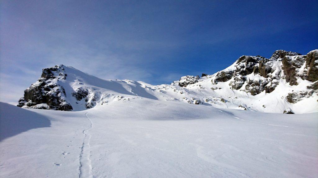 Siamo in vista della nostra meta. La cima Piazzotti è la gobba nevosa che si vede più in fondo al centro