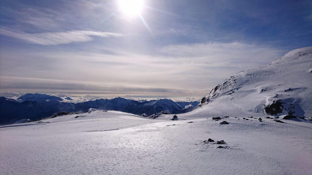 guardando verso sud si vedono le nuvole coprire il fondovalle regalando a noi un bellissimo spettacolo