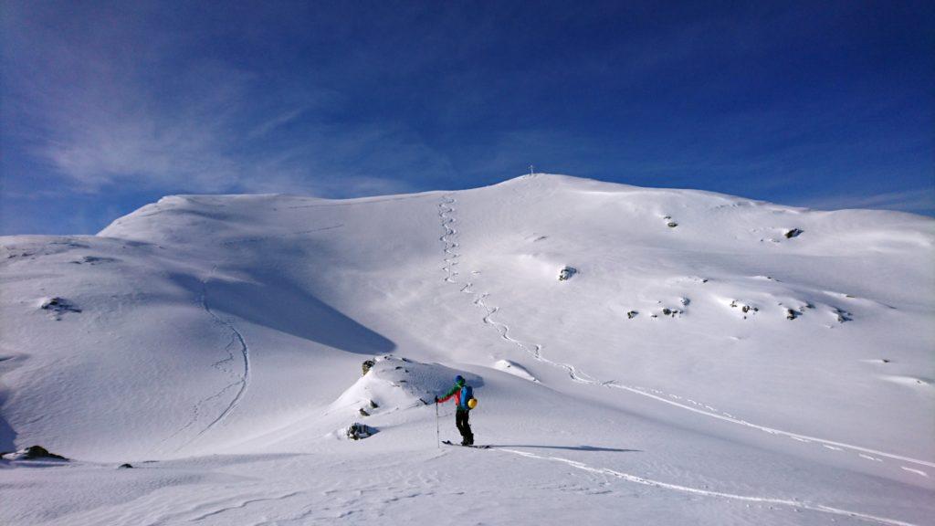 eccoci di fronte al pendio finale, ancora praticamente immacolato. Ci lecchiamo i baffi e saliamo di corsa verso la croce di vetta