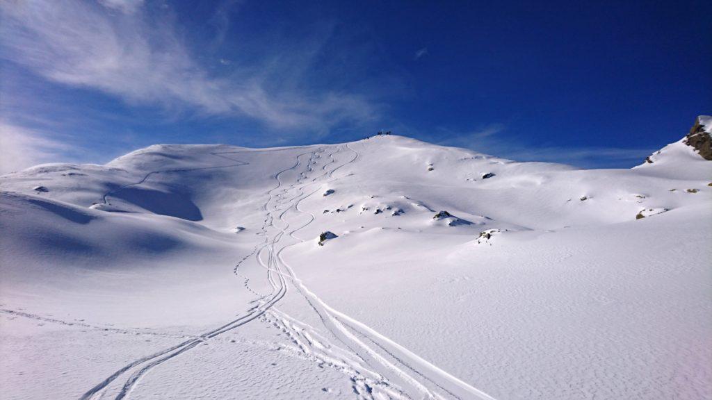 le nostre sbisciule sul pendio che scende dalla vetta. Neve super! Ma il meglio deve ancora venire. Il canale sarà davvero TOP!!