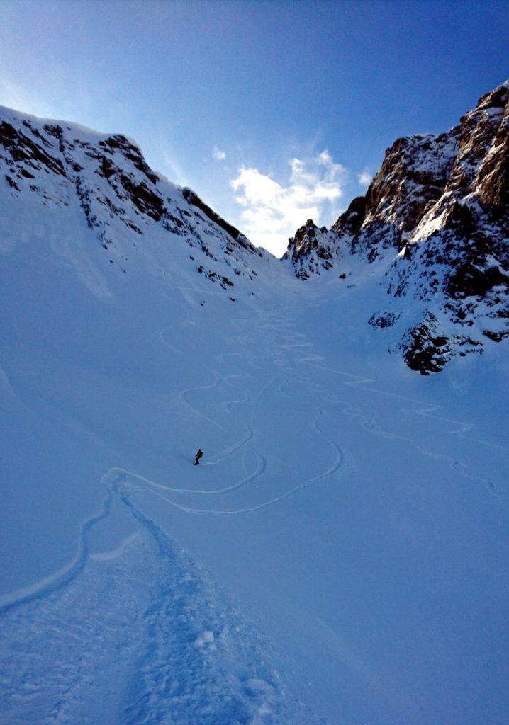 Paolino al termine della discesa sullo splendido canale. Pendenza perfetta e neve super!! Sarebbe da ripellare ma siamo pigri e decideremo di scendere anche se con un po' di rammarico