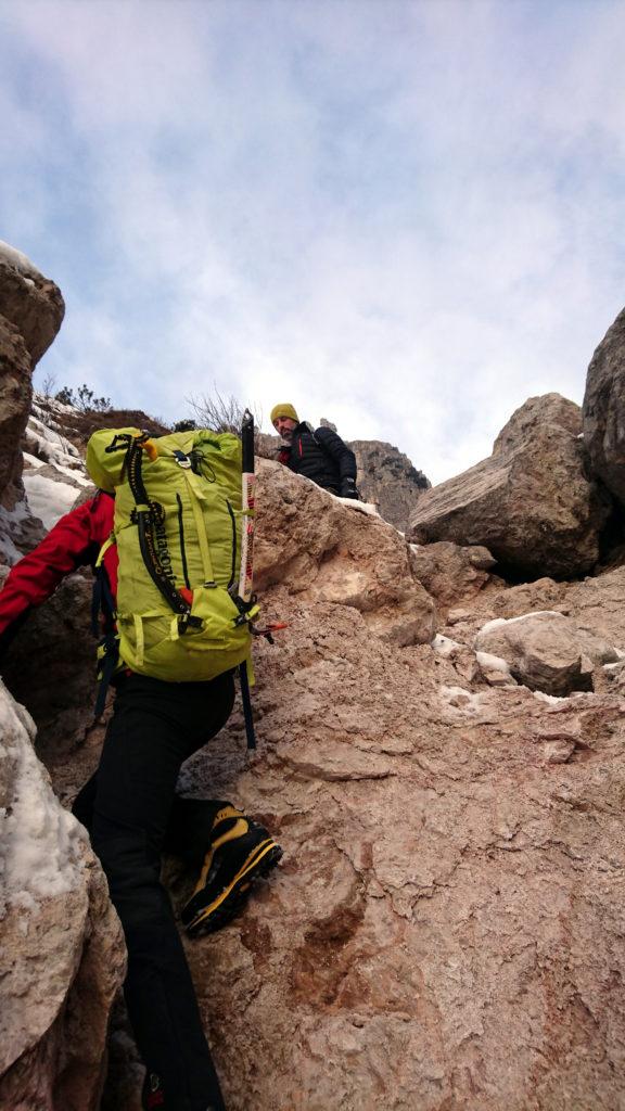 Primo muretto su roccia sabbiosa subito all'attacco del Canale. Meglio evitarle passando a lato in quanto sfasciumose