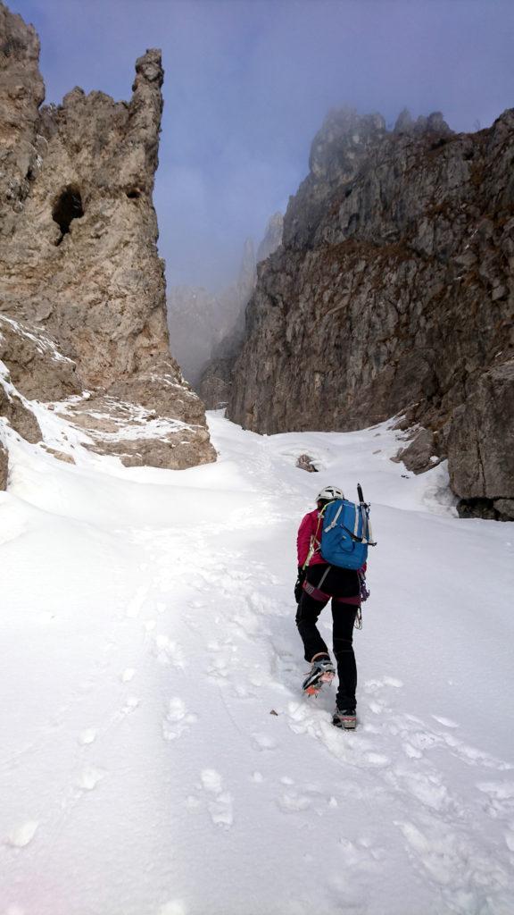 Inizia la parte di neve con pendenza moderata che conduce fino al primo muro roccioso