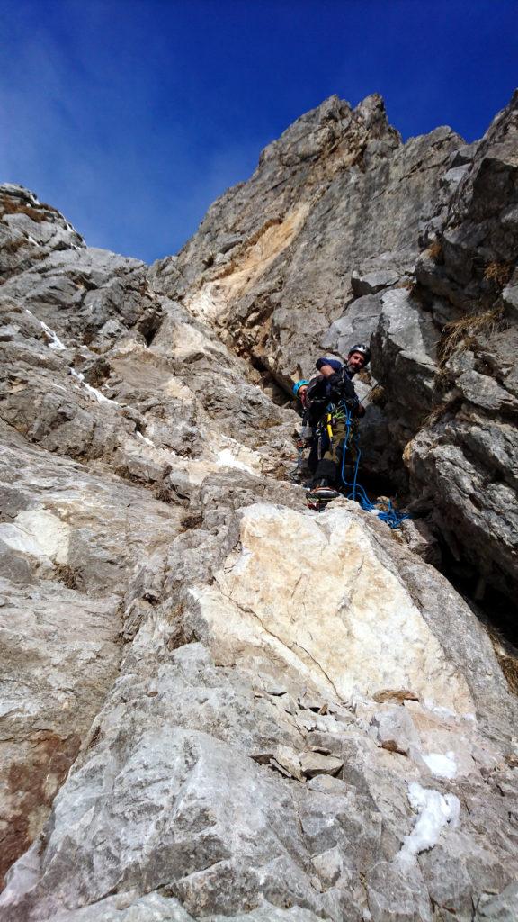 Eccoci all&#039;attacco della parte rocciosa. Decidiamo di legarci fin da subito viste le condizioni e visto anche l&#039;incidente appena accaduto. Troviamo anche chiazze di sangue sulla roccia