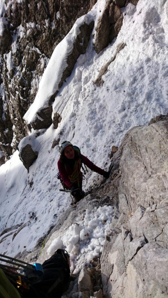 Erica all'attacco della parte rocciosa si prepara all'arrampicata nell'attesa che il Gallo e Samu ci lascino lo spazio per procedere