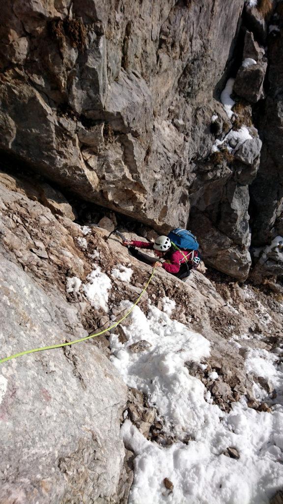 Erica impegnata sul primo muretto prende confidenza con la roccia piuttosto sfasciumosa della parte iniziale