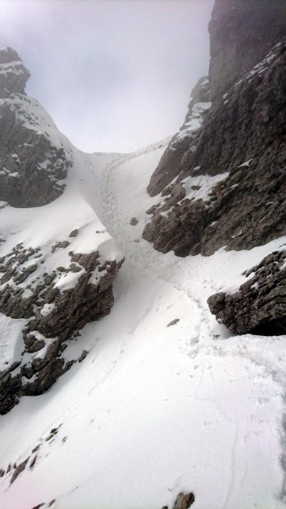 superata la parte rocciosa si attacca la parte di neve più ripida che inizia con questo bel passaggio