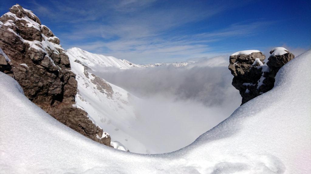 Vista oltre la cresta del Grignone e delle nuvole che stagnano nella valle