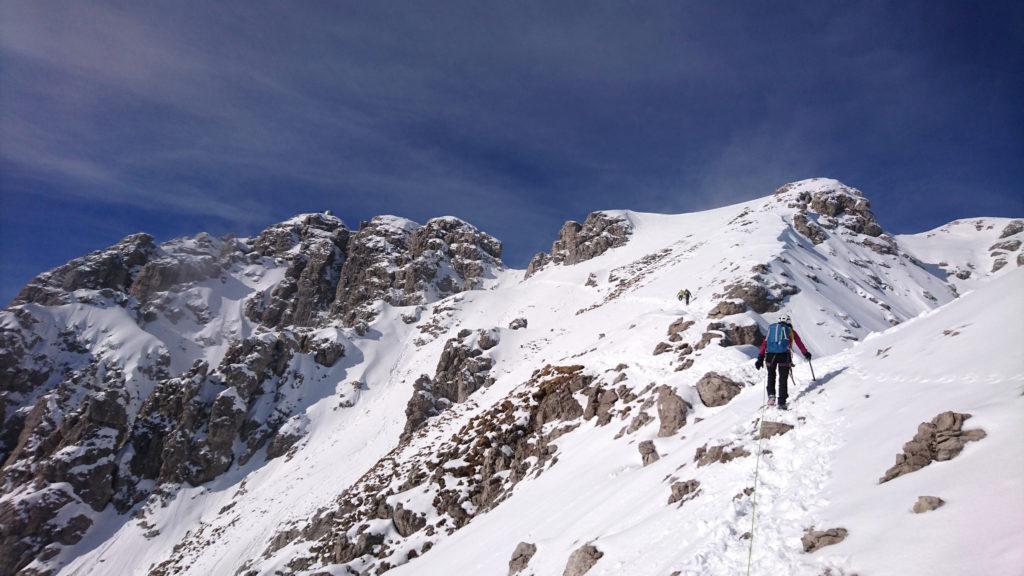 Siamo in vista della cima ma bisogna ancora affrontare uno dei punti più delicati ed esposti della via che ci attende poco più a monte