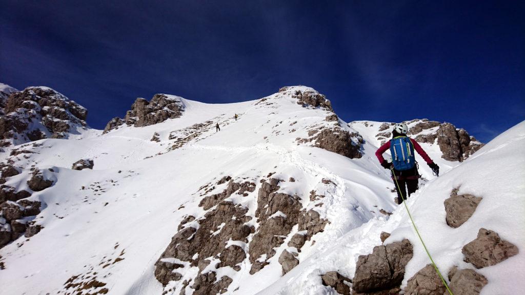 Ci siamo quasi. Dobbiamo raggiungere quel colletto nevoso che si vede a sinistra e poi affrontare l&#039;ultima parte di roccette fino alla cima