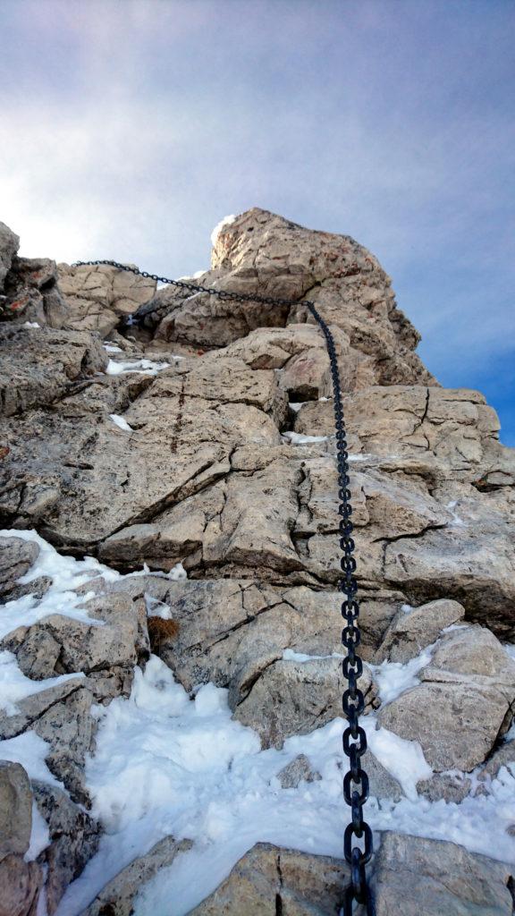 Passaggino verticale e non banale su roccia, per fortuna facilmente proteggibile grazie alle catene di ferro