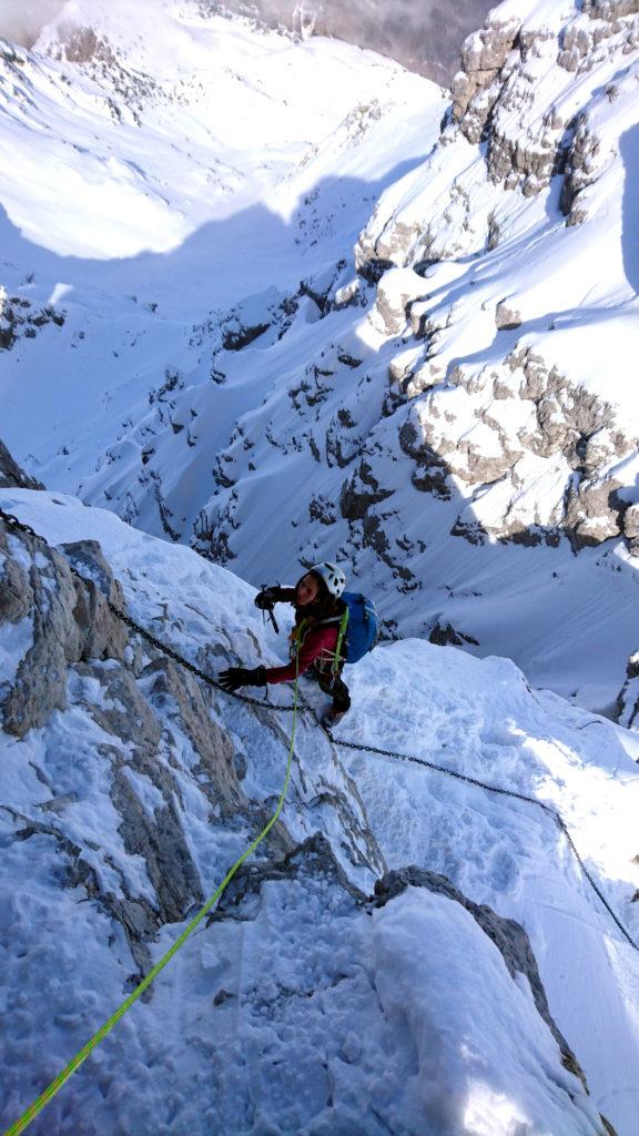 Erica supera l'ultimo muretto prima della vetta