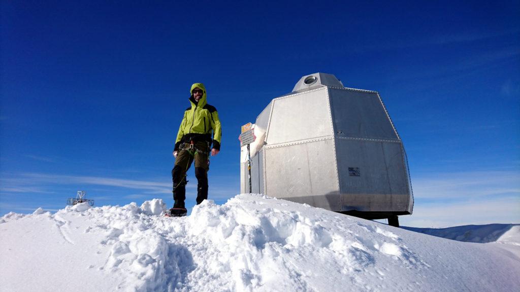 Samu ci attende accanto all'astronave bello soddisfatto