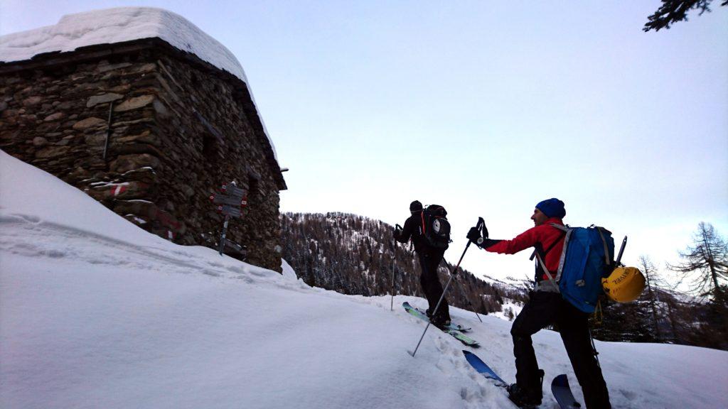 arrivati alla prima baita la neve migliora decisamente e da qui si apre tutt'altro scenario