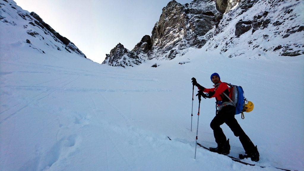 Paolino nella parte alta del canale. Cerca di tracciare ma la neve non è portante e spesso lo sci a valle va giù aumentando la fatica