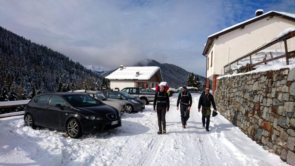 Parcheggiamo nel borgo di Campolaro e seguiamo la strada che in breve scenderà verso la cascata