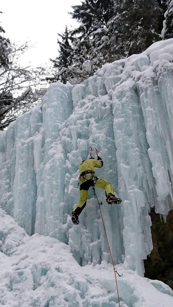 Una guida presente sul posto mentre approccia una delle linee più verticali della cascata