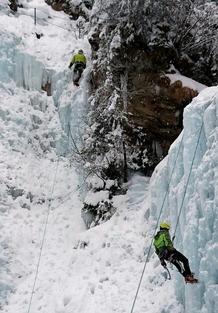 A sinistra Samu al termine di un bel muretto verticale e io in calata dalla linea accanto