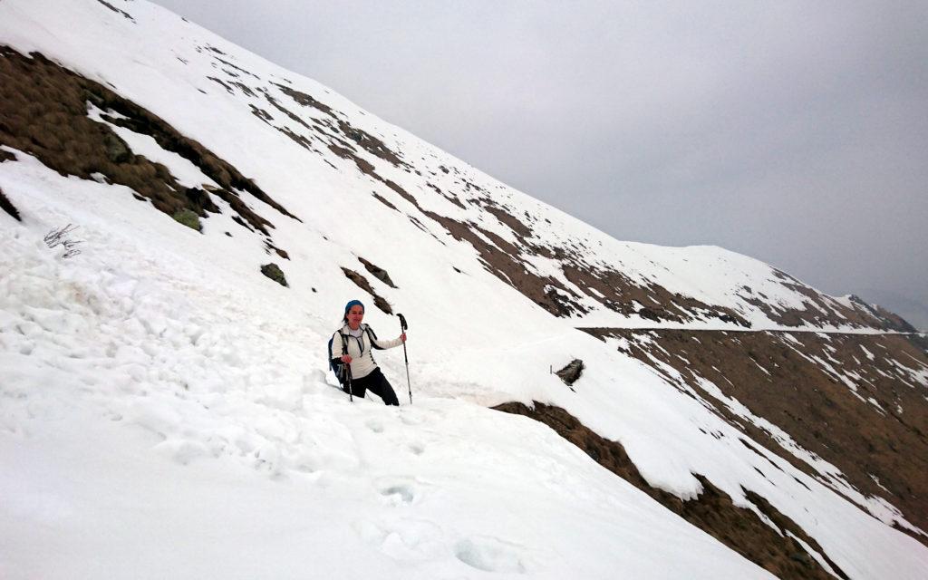 dopo il passo la neve sulla strada militare rende l&#039;avanzata ...disagevole