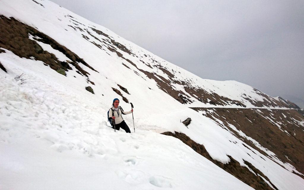 dopo il passo la neve sulla strada militare rende l'avanzata ...disagevole