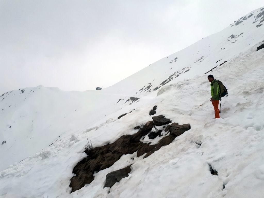 arriviamo in vista del Bivacco del Pian Vadà, seminascosto dalla nuvola