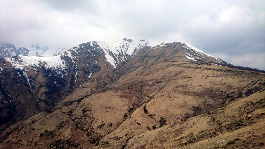 la striscia bianca che si intravede all'orizzonte è l'ultimo tratto che abbiamo percorso della Linea Cadorna: il monte Zeda rimarrà invece coperto dalla nuvola di fantozziana memoria