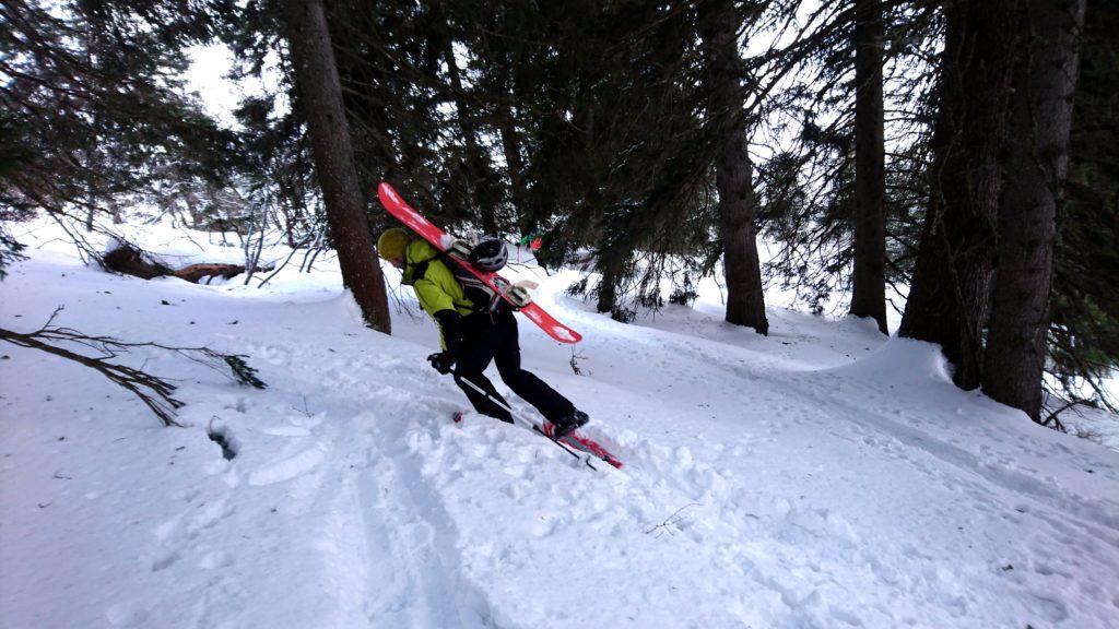 Samu in rimonta con le ciaspole e la tavola sulle spalle