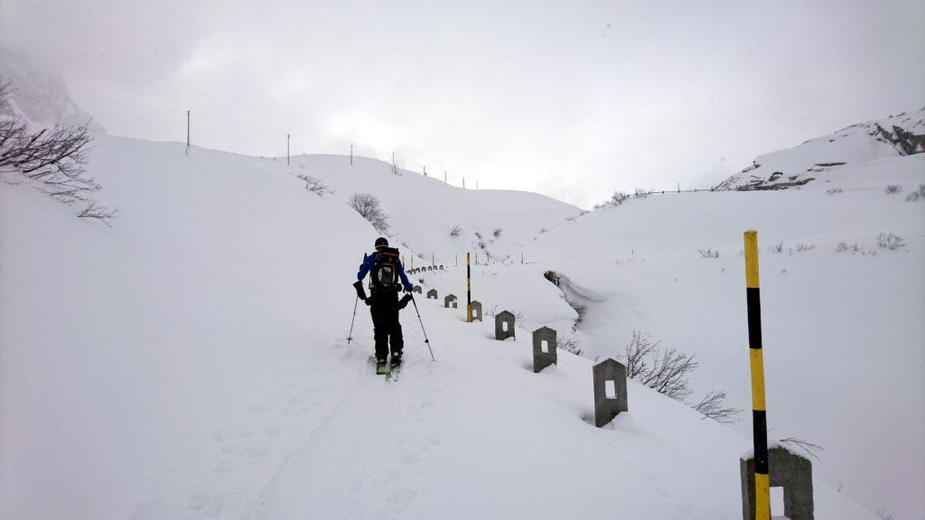 Siamo ormai in arrivo all&#039;altezza del passo del San Bernardino. La neve copre tutto e sta per aprirsi una meravigliosa valle di fronte a noi