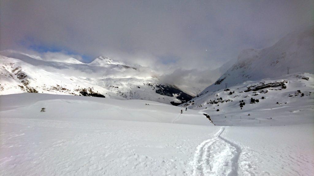 Scendiamo lungo la traccia di salita fino al passo. Poi cambieremo itinerario