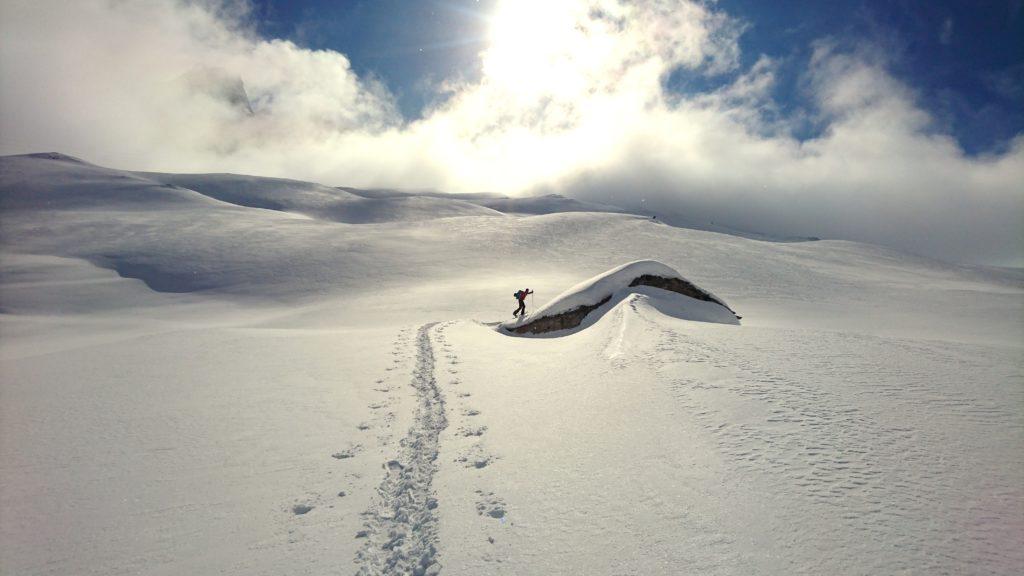 Le baite del San Bernardino totalmente sommerse dalla neve. Risaliamo questo versante che sembra meno burrascoso come meteo