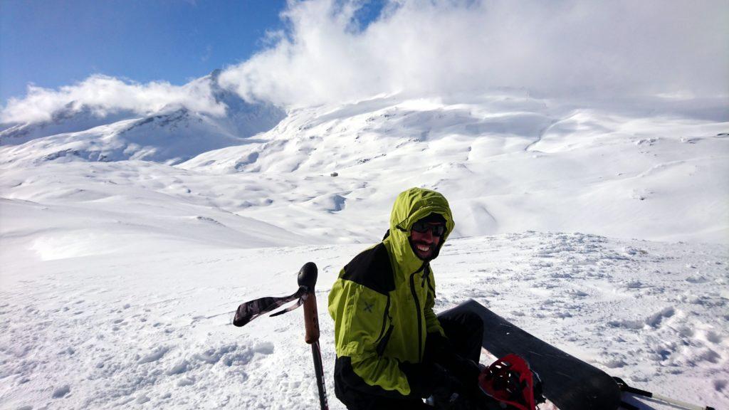 Samu in cima si riposa e si gode il magnifico paesaggio