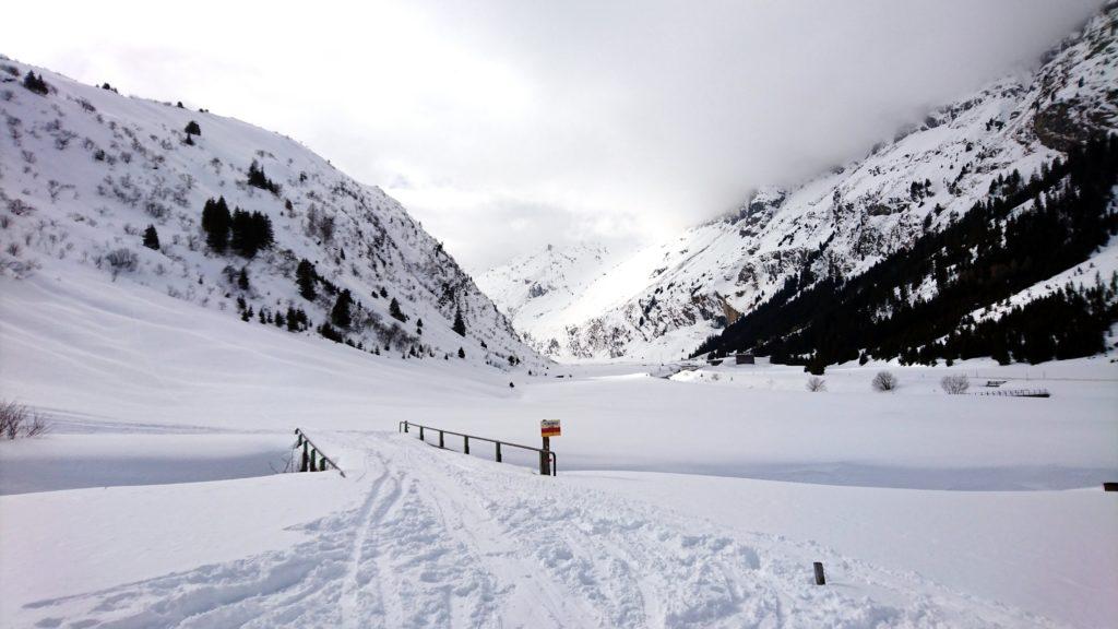 Dopo 2 ripellate dell'ultima discesa è giunto il tempo di toglierci gli attrezzi. Bella gita con neve spettacolare!