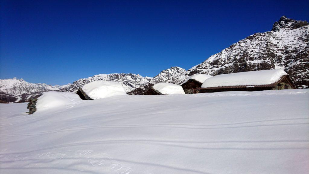 Dopo pochi minuti giungiamo al villaggetto dal quale, sul versante opposto, parte la traccia per il rifugio Cristina