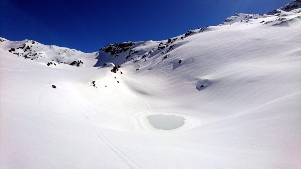 Uno dei laghi di Campagneda. Si intravede appena sotto lo strato di neve e ghiaccio