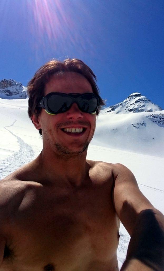 Siamo a 3000mt e fa un caldo maiale! Cerco di distribuire l&#039;abbronzatura anche sul resto del corpo per evitare di avere solo la faccia da peperone