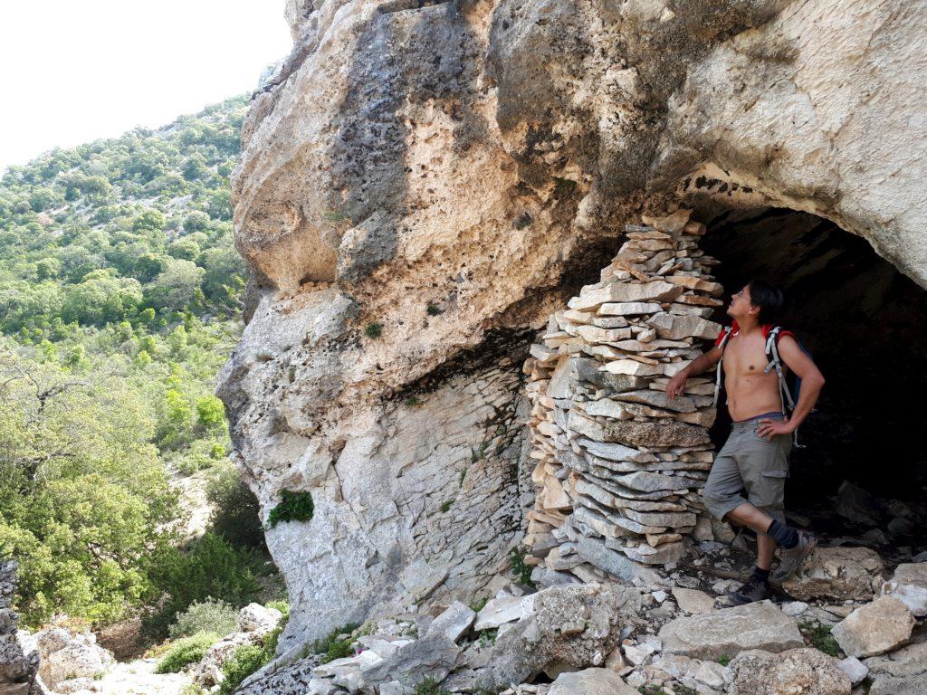 ricoveri che sfruttano le cavità naturali della roccia calcarea