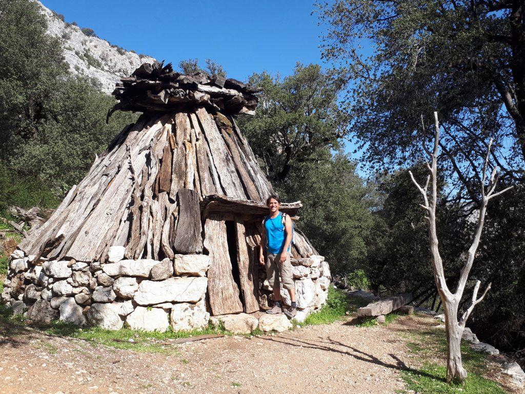 il cuile - ovile - dalle forme che ricordano l'architettura nuragica