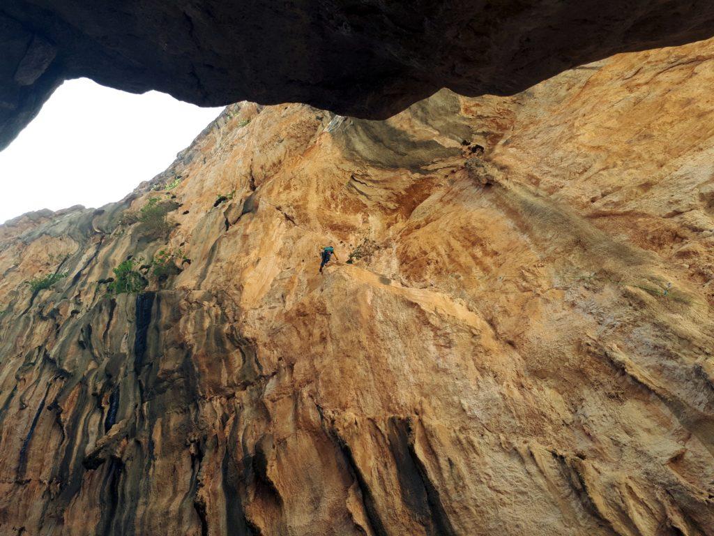 uno dei climbers impegnati nella salita in libera di Hotel Supramonte: in questa fase si tenta di memorizzare i passi chiave di ogni tiro, facendolo e rifacendolo