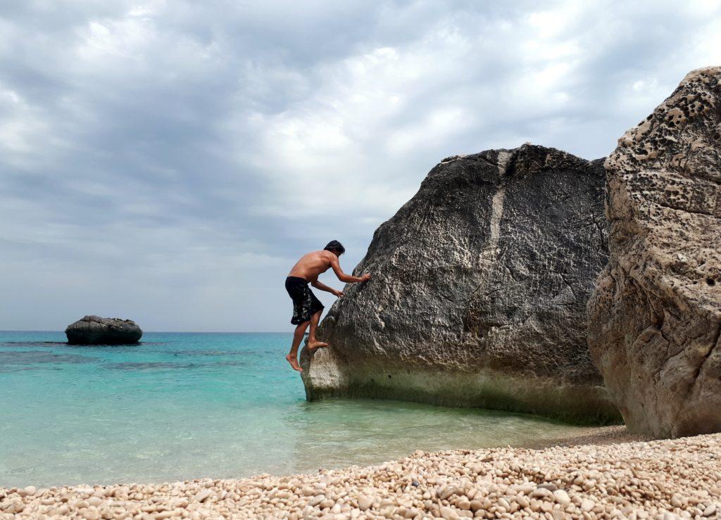 oggi non abbiamo portato l'attrezzatura: ci si accontenta di un po' di bouldering ;)