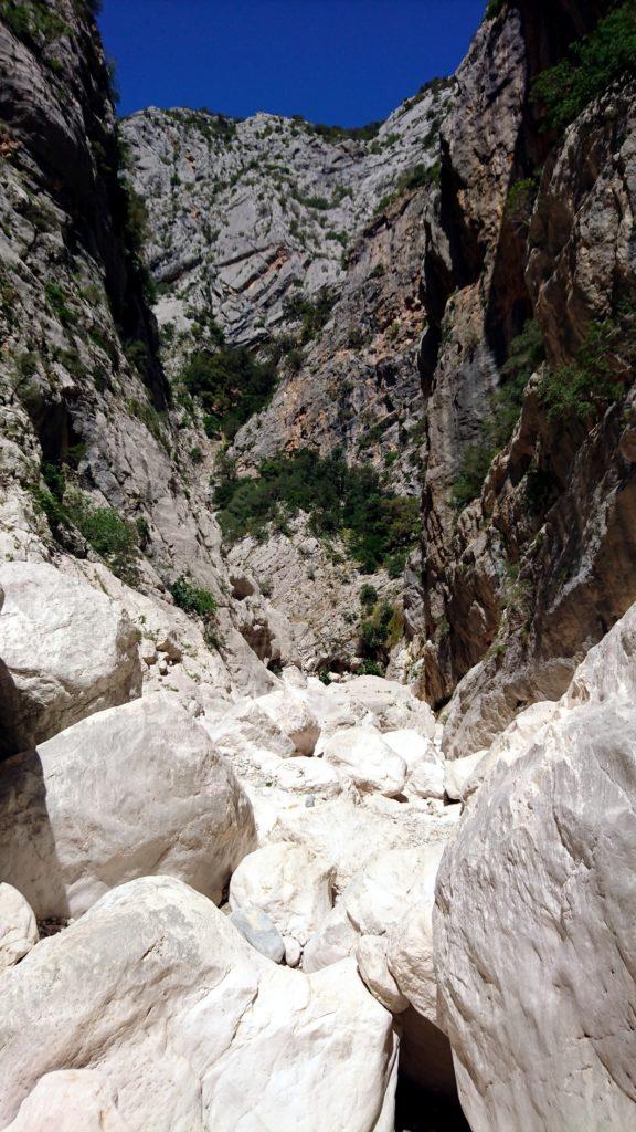 verso la fine il Canyon tende a riaprirsi: noi ci fermeremo qui