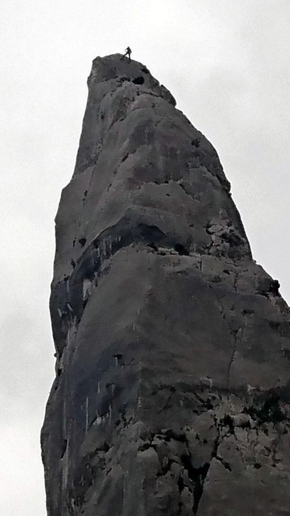 zoom sul fortunato - e bravo - climber in cima alla Aguglia Goloritzè