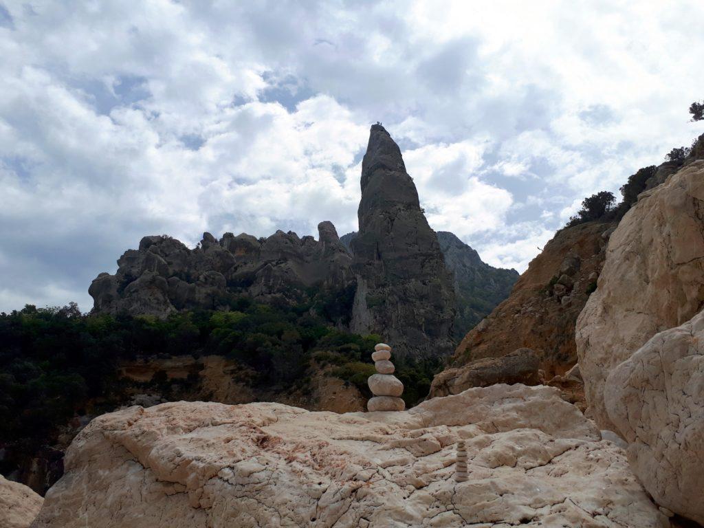 oltre alle nostre sculture zen, in cima alla Aguglia Goloritzè, potete scorgere i tre climber arrivati in vetta